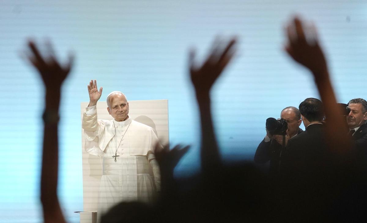 El Papa saluda a los congregados.