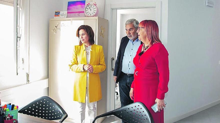 Teresa Cruz, José Miguel Rodríguez Fraga y Amada Trujillo en la Unidad de Salud Mental de Adeje.