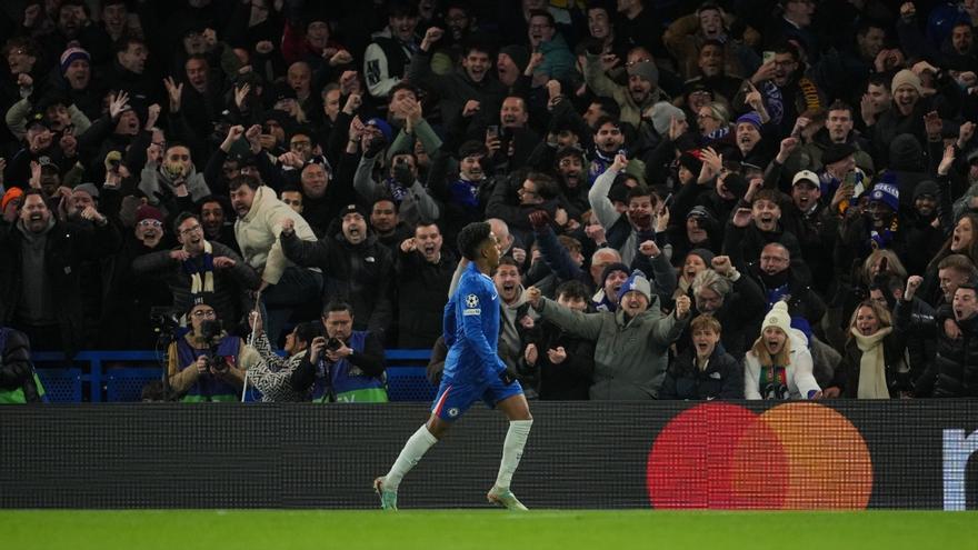 Él se lo guisa y él se lo come: Estevao no perdonó frente al Barça