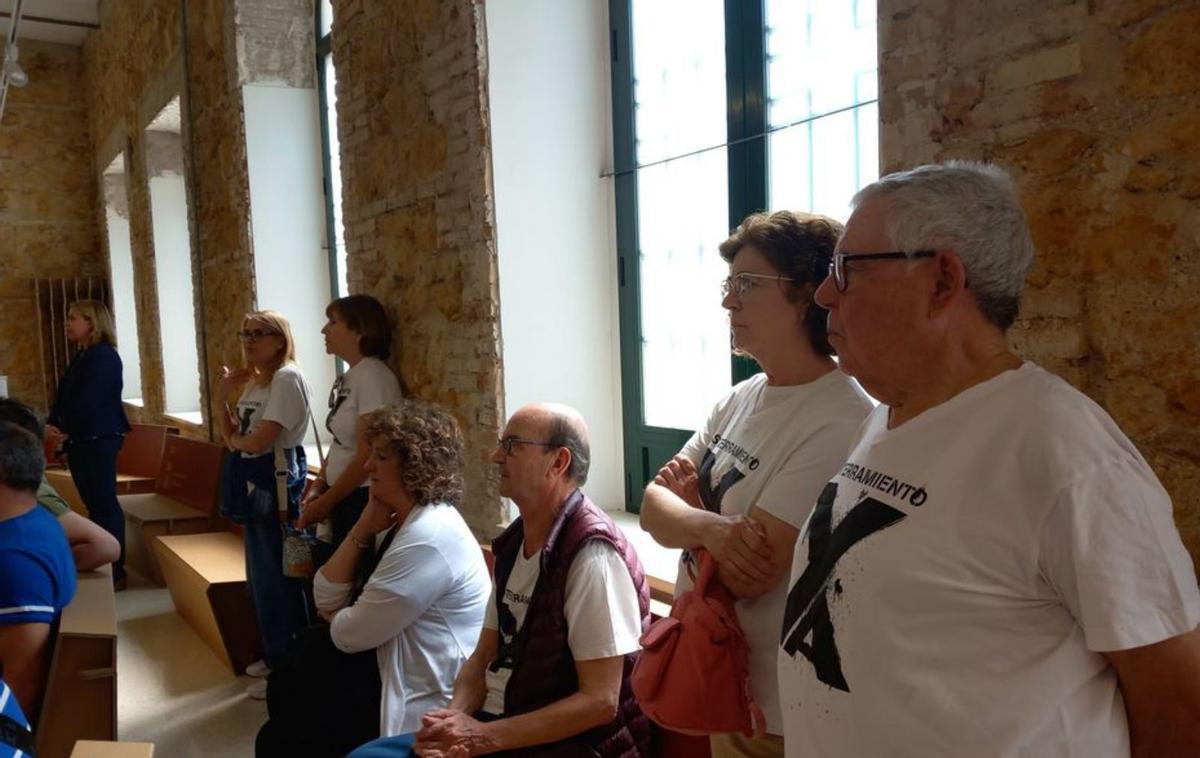 Miembros de Pro Soterramiento, en el Cuartel de Artillería.  | L.O.