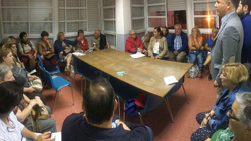 El portavoz municipal del PP, Jacobo Moreira, mantuvo una reunión con los vecinos de Estribela. // Faro