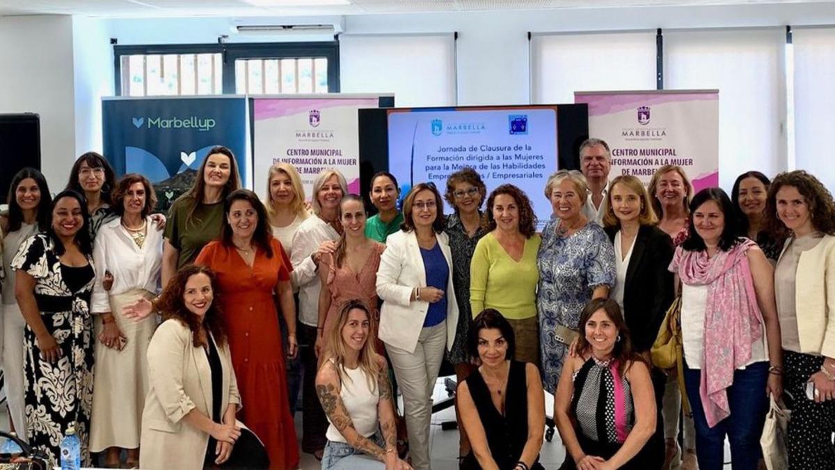 Foto de familia de las emprendedoras que han participado en el curso.