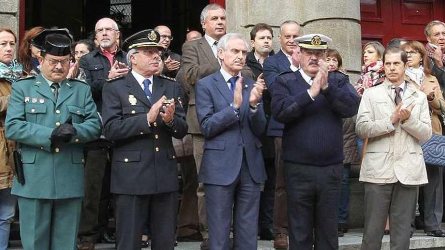 El comisario, 2º por la izquierda, participó ayer en uno de los actos por los atentados de París. // I. Osorio