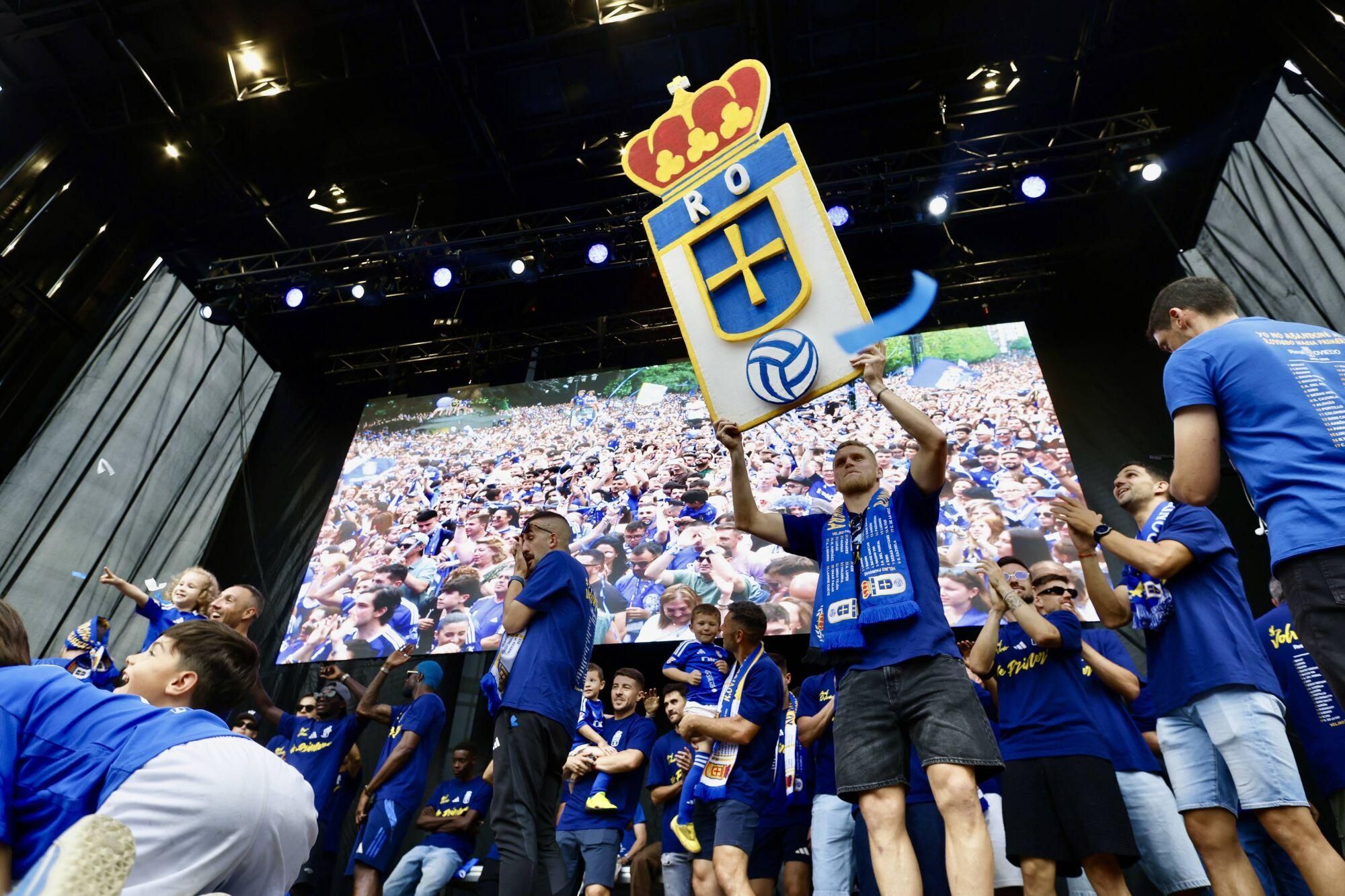 Locura azul en las calles de Oviedo para celebrar el ascenso del equipo a Primera División