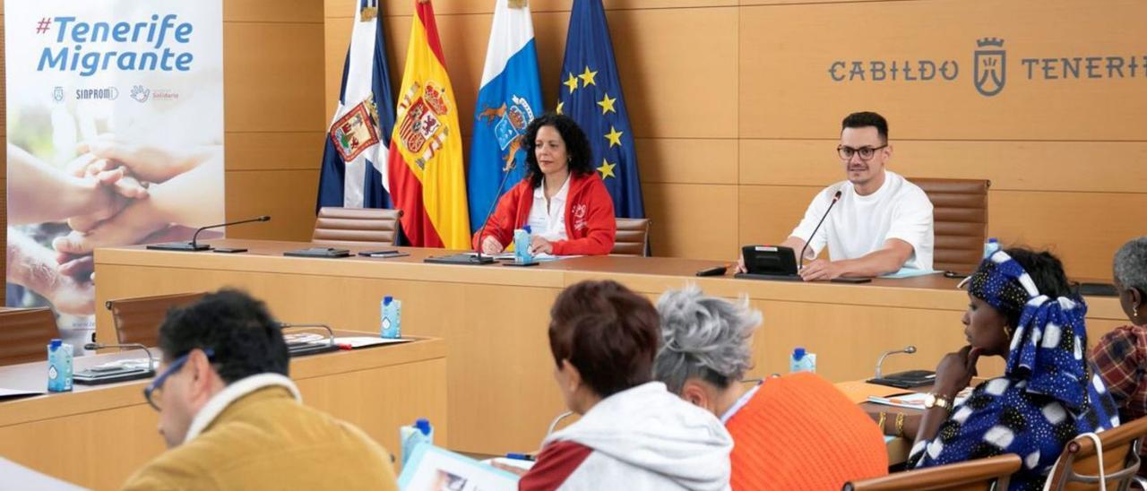 Una reunión sobre migración presidida por el consejero de Participación Ciudadana, Nauzet Gugliotta. | | E.D.