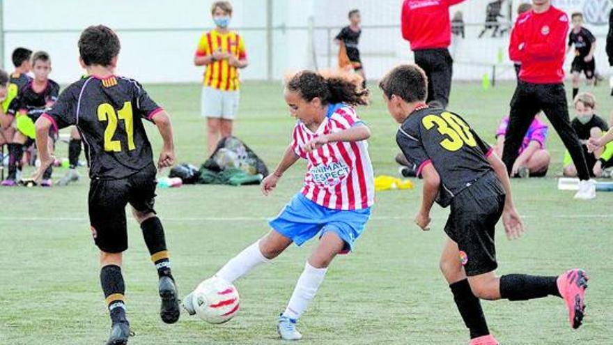 Una jugadora del Girona femení aleví emportant-se una pilota