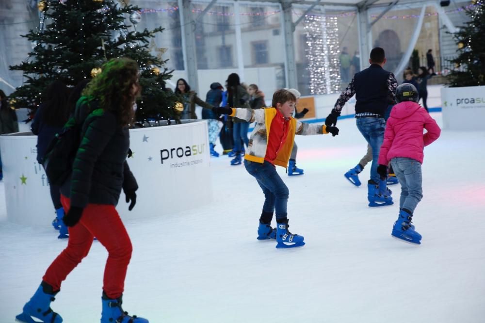 Día de Año Nuevo en la pista de hielo de Oviedo