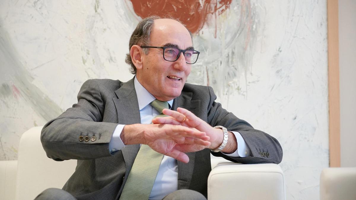 Archivo - El presidente de Iberdrola, Ignacio Sánchez Galán, durante su reunión con el Lehendakari, Iñigo Urkullu, en Lehendakaritza, a 19 de diciembre de 2022, en Vitoria-Gasteiz, Álava, País Vasco (España).
