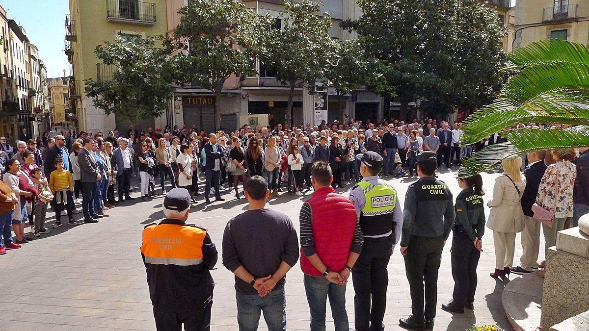 Minut de silenci a la plaça de l’Ajuntament de Figueres dies després de cometre’s el crim