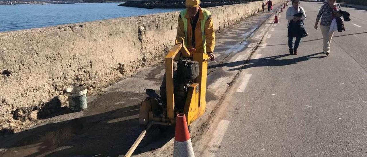 Los trabajos en la avenida Irmáns Otero Goday, ayer. // Muñiz