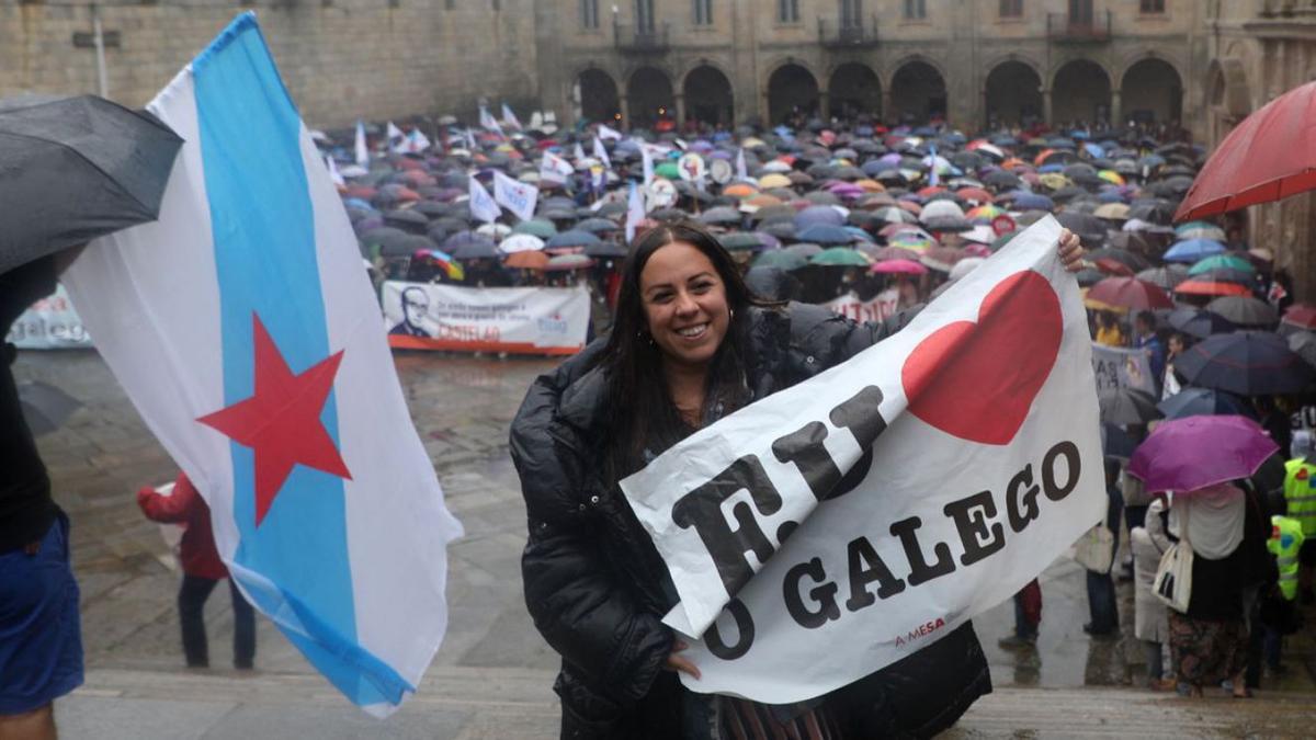 Participantes na marcha en defensa do galego, onte, na Praza da Quintana, en Santiago.  | // XOÁN ÁLVAREZ