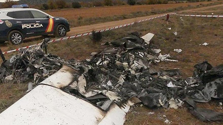 Una parte del fuselaje de la avioneta accidentada.