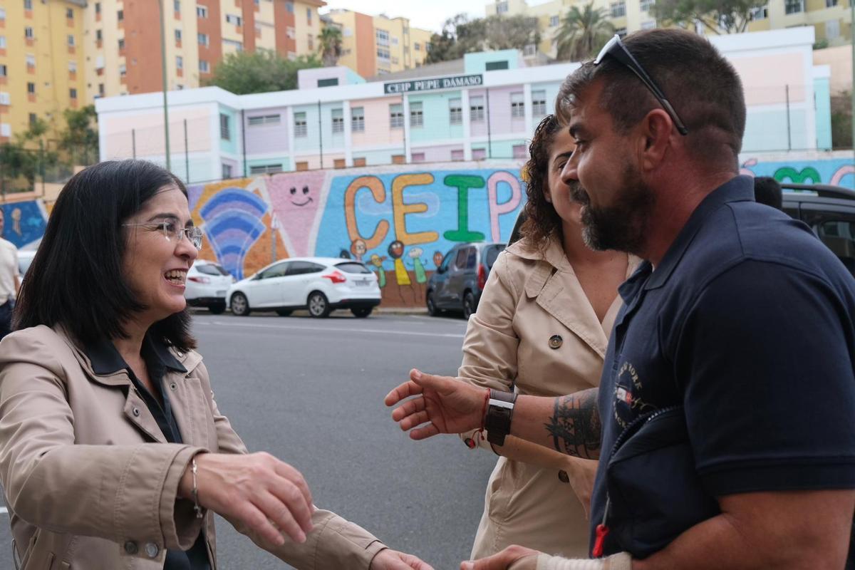 La alcaldesa, Carolina Darias, y la concejala de Ciudad Alta, Betsaida González, en la visita al barrio de Schamann