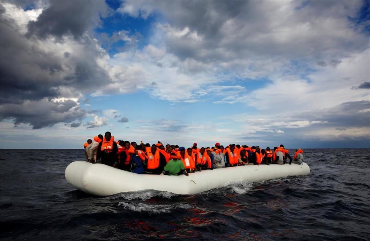 Un bot amb immigrants a la deriva al mar Mediterrani, a unes 36 milles nàutiques de la costa líbia, abans de ser rescatats per l’ONG Proactiva Open Arms.