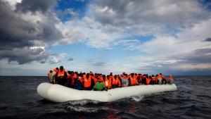 Una balsa con inmigrantes a la deriva en el Mediterráneo frente a la costa libia antes de ser rescatados por la ONG  Proactiva Open Arms.