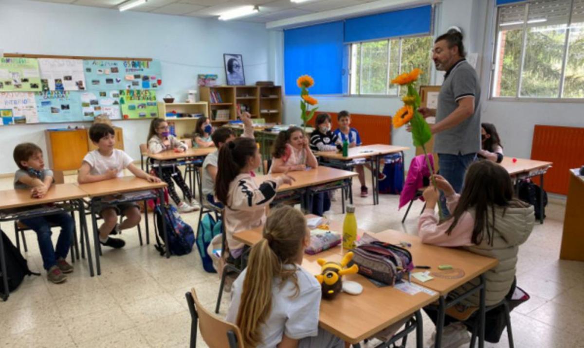 Los alumnos de cuarto de primaria hacen sus preguntas al educador.