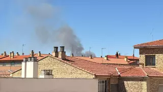 Un incendio declarado a primera hora de la tarde pone en vilo a los vecinos de Valcabado