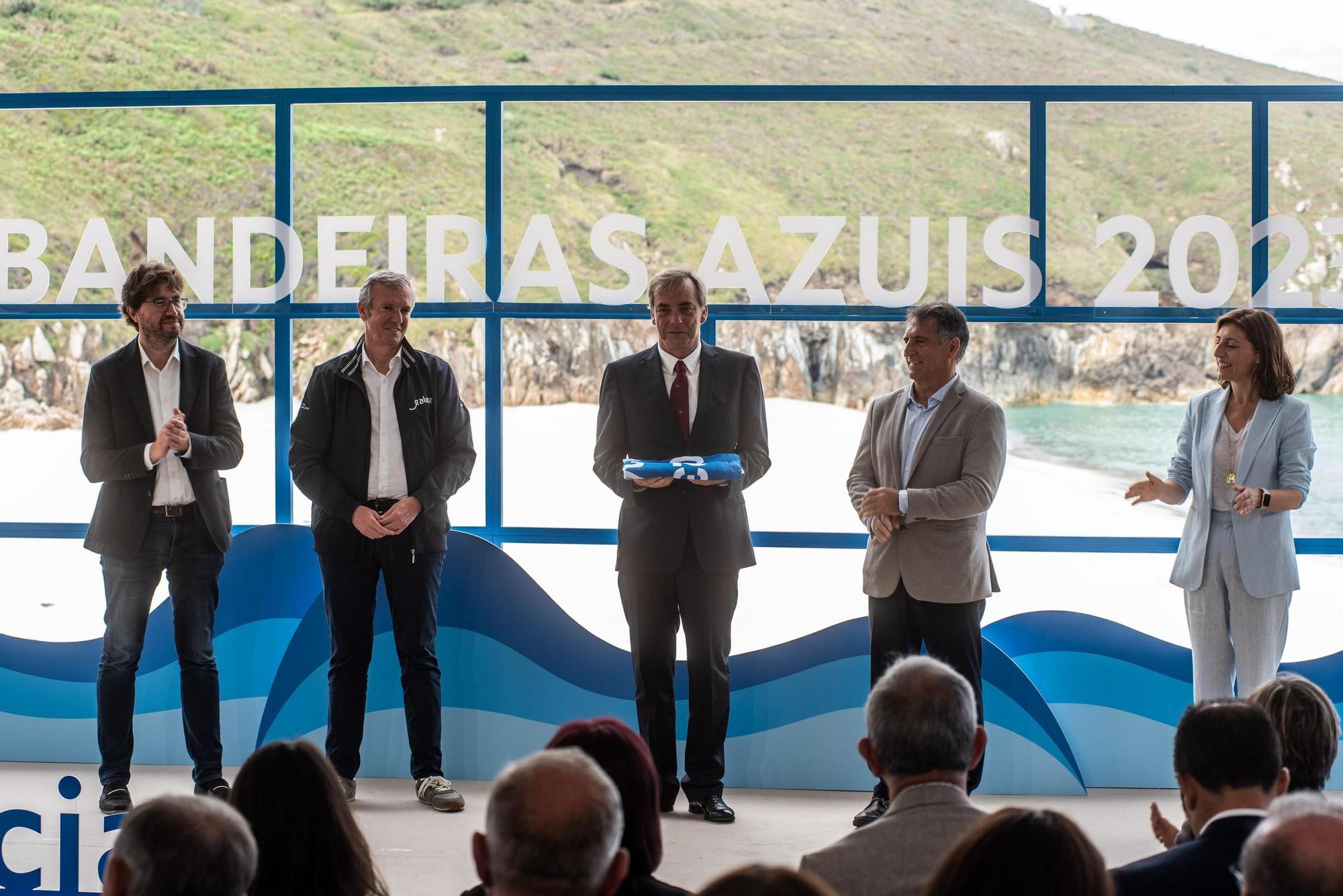 Las banderas azules de A Coruña y toda Galicia se reparten en la playa de Valcovo