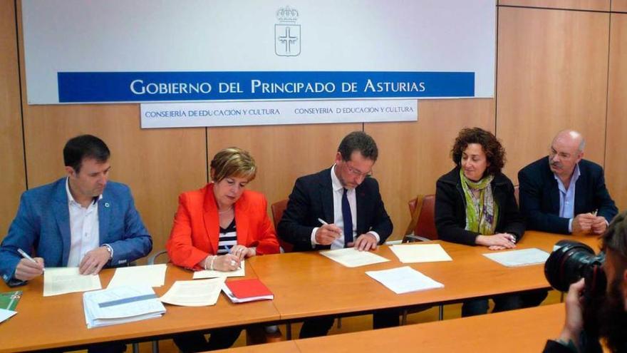 la firma de las listas de discapacidad. Gumersindo Rodríguez (ANPE), Maximina Fernández (UGT), Genaro Alonso, Emma Rodríguez (SUATEA) y Enrique Fernández (CC OO), durante la firma de ayer.