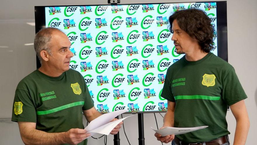 El secretario de Uscal, Esau Escolar, a la izquierda, junto a Marcelino Arribas, de CSIF, durante la rueda de prensa que celebraron ayer en Valladolid. | Leticia Pérez - Ical