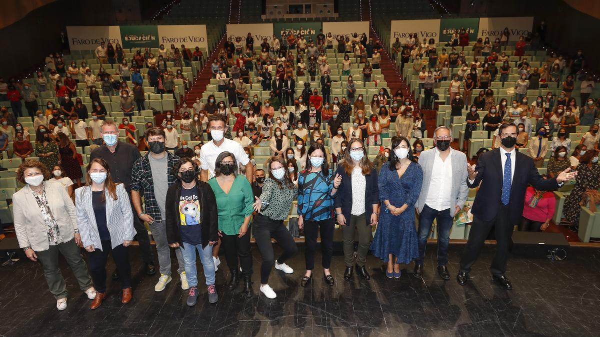 Ponentes del V Foro de Educación en el escenario del Auditorio Mar de Vigo