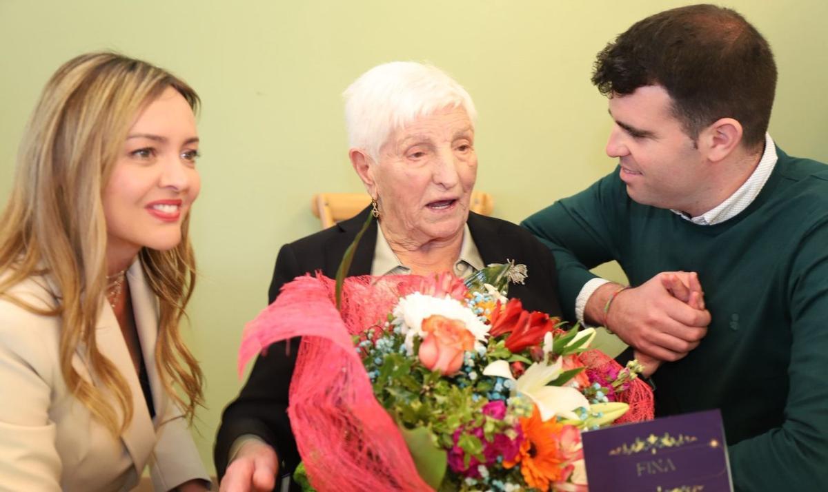 Fabiola García y Gonzalo Louzao visitaron a María Chao en su homenaje. |