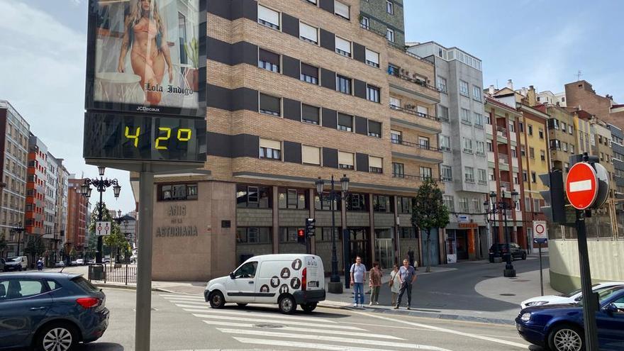 Termómetro en la calle Muñoz Degraín, en Oviedo
