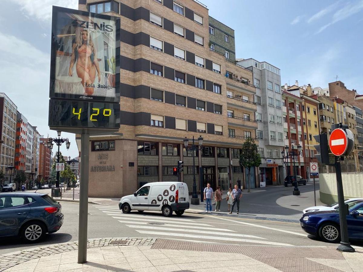 Termómetro en la calle Muñoz Degraín, en Oviedo