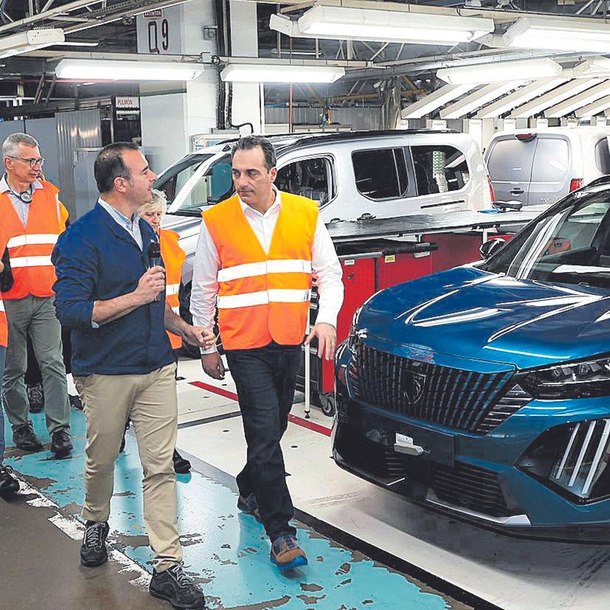 El consejero delegado de Stellantis, Antonio Filosa (1d), que asumirÃ¡ el cargo el 23 de junio, ha visitado este viernes la planta del grupo de automociÃ³n en Vigo, y ha destacado que EspaÃ±a es "un paÃ­s muy importante para la compaÃ±Ã­a". EFE/ Stellantis SOLO USO EDITORIAL SOLO DISPONIBLE PARA ILUSTRAR LA NOTICIA QUE ACOMPAÃA (CRÃDITO OBLIGATORIO)