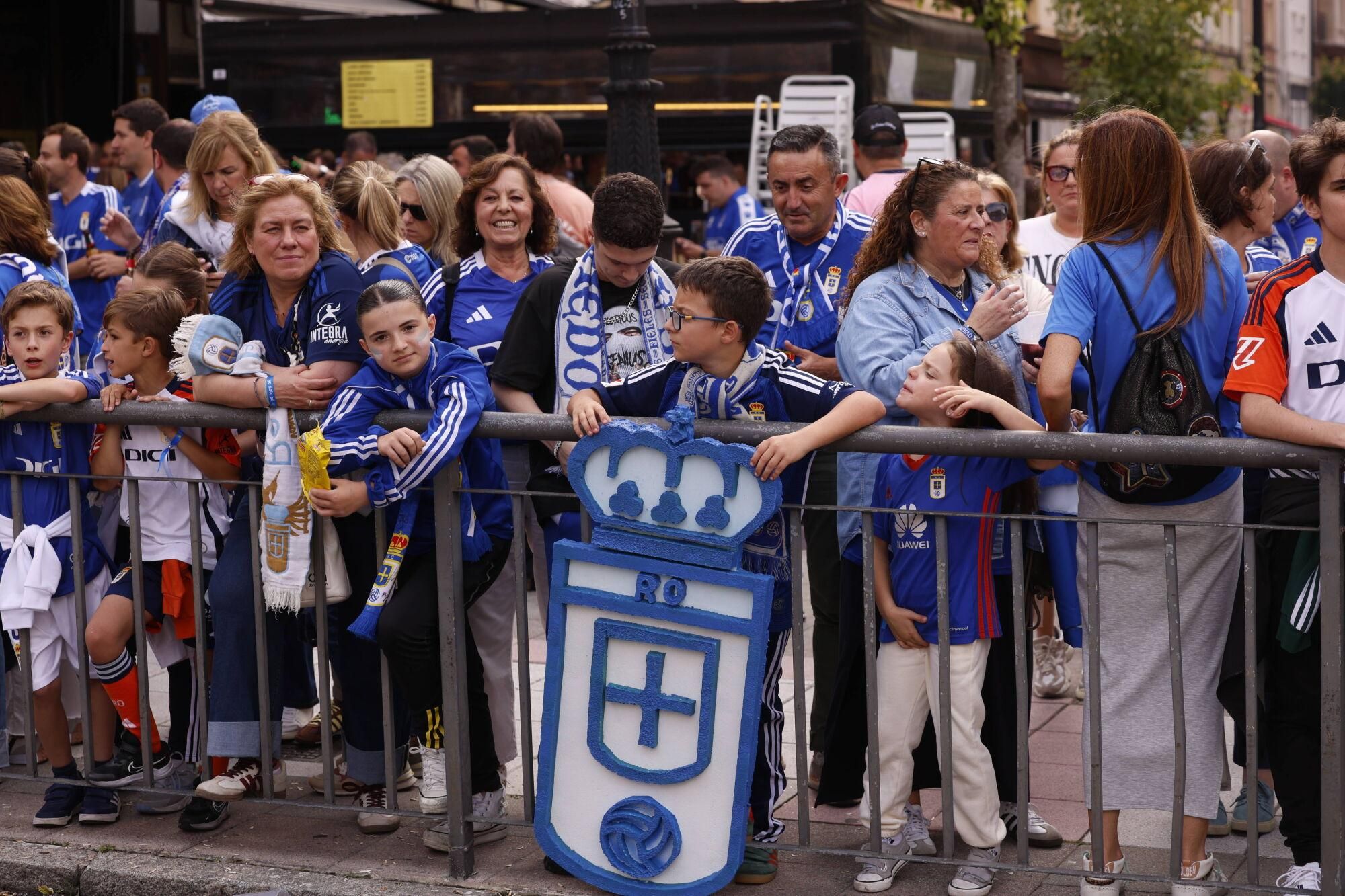 EN IMÁGENES: Espectacular recibimiento de la afición del Oviedo a su equipo antes de la vuelta por el ascenso contra el Almería