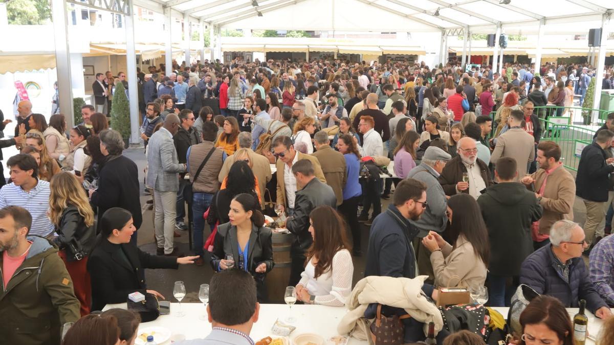 El recinto de la cata lleno, poco después de abrir sus puertas.