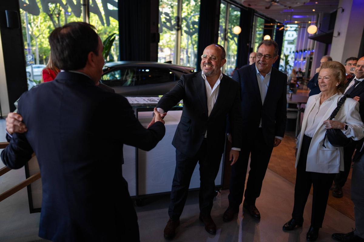 Ambiente del Afterwork en Casa Seat con Juanfran Pérez Llorca. En la foto Alejandro Fernández, presidente del Partido Porpular en Catalunya; Albert Sáez, director de El Periódico; y Arantza Sarasola, vicepresidenta de Prensa Ibérica.