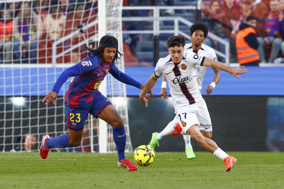 Jan Virgili es perseguido por Jules Koundé durante el partido ante el Barcelona en el Camp Nou.