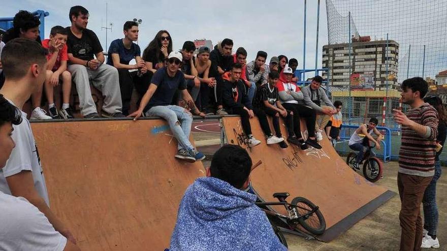 Jóvenes que practican skate, BMX, parkour y otras modalidades de cultura urbana se reunieron ayer en las pistas de O Cavadelo. // Iñaki Abella