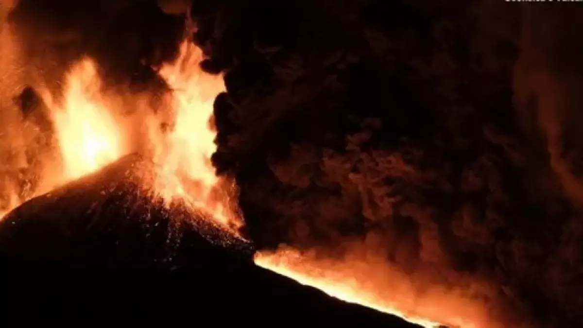 Fuente de lava en el monte Etna.