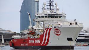 El Open Arms Uno en el puerto de Barcelona, el nuevo buque insignia de la oenegé de Badalona Open Arms.
