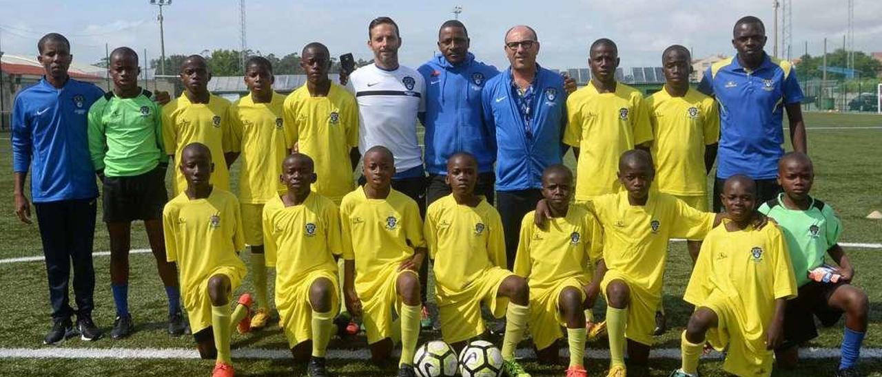 La formación africana realizó ayer su primer entrenamiento en O Pombal. // Noé Parga