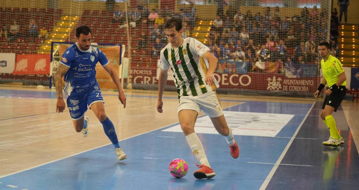 Javi Aranda controla el balón en un partido de la presente temporada.