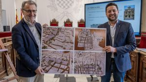El urbanista Miquel Barceló, autor del estudio, y el alcalde de Tarragona, Rubén Viñuales, con la propuesta de barrio tecnológico.