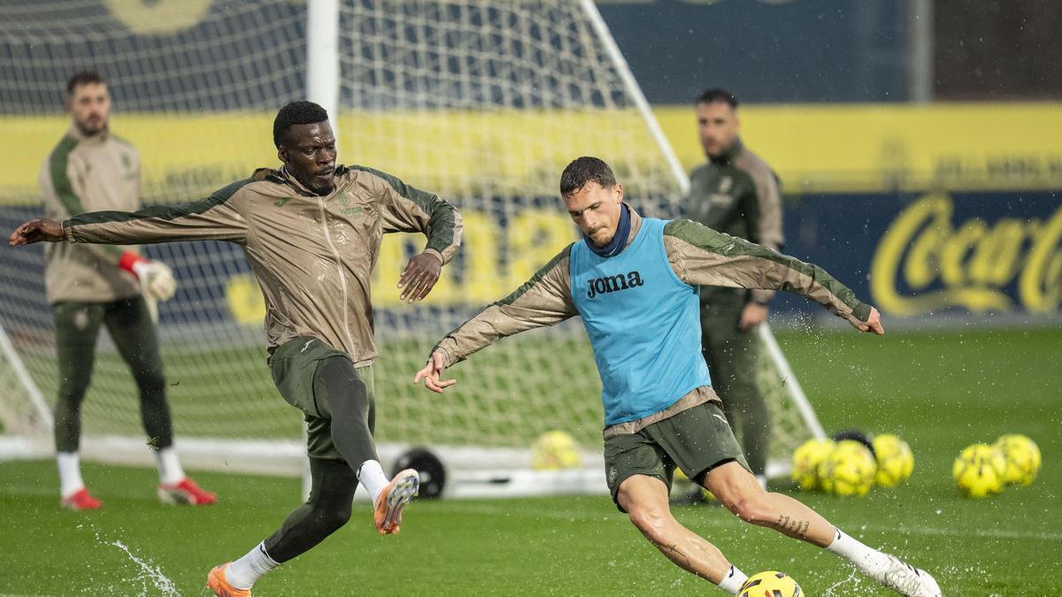 Rafa Marín (d), futbolista del Villarreal, en un entrenamiento junto a Thomas Partey (i).