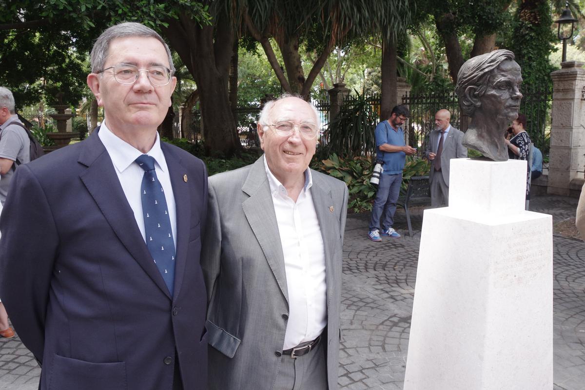 El Ayuntamiento instala un monumento en los jardines del Hospital Noble en reconocimiento al pintor Félix Revello de Toro