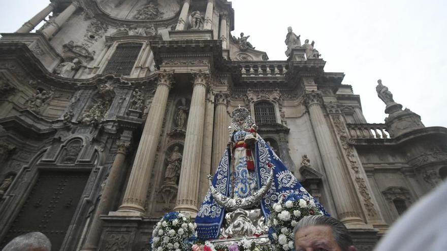 La Virgen de la Fuensanta sale de la Catedral de Murcia.