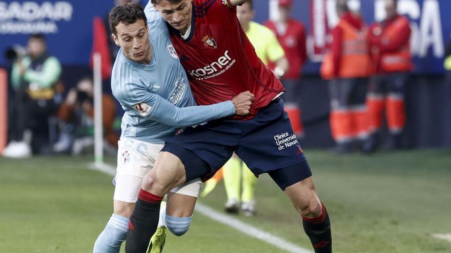 Manquillo intenta 
arrebatarle el balón 
al osasunista 
Budimir.
 // Jesús Diges