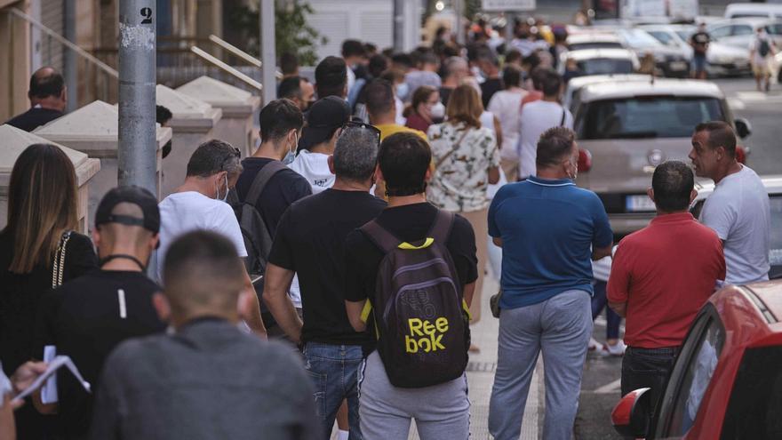 Colas en el Heliodoro Rodríguez López para comprar las entradas del derbi UD Las Palmas - CD Tenerife