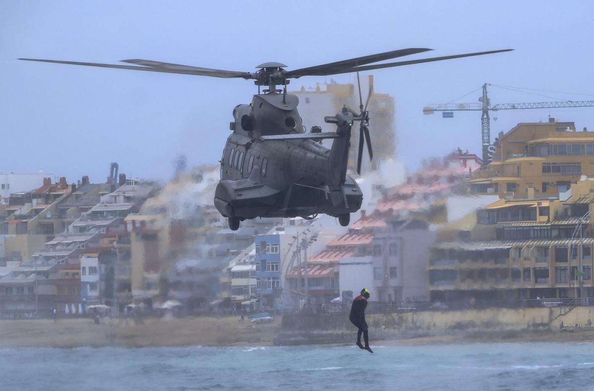 Exhibición de rescate con helicóptero en La Cícer dentro del Día de las Fuerzas Armadas