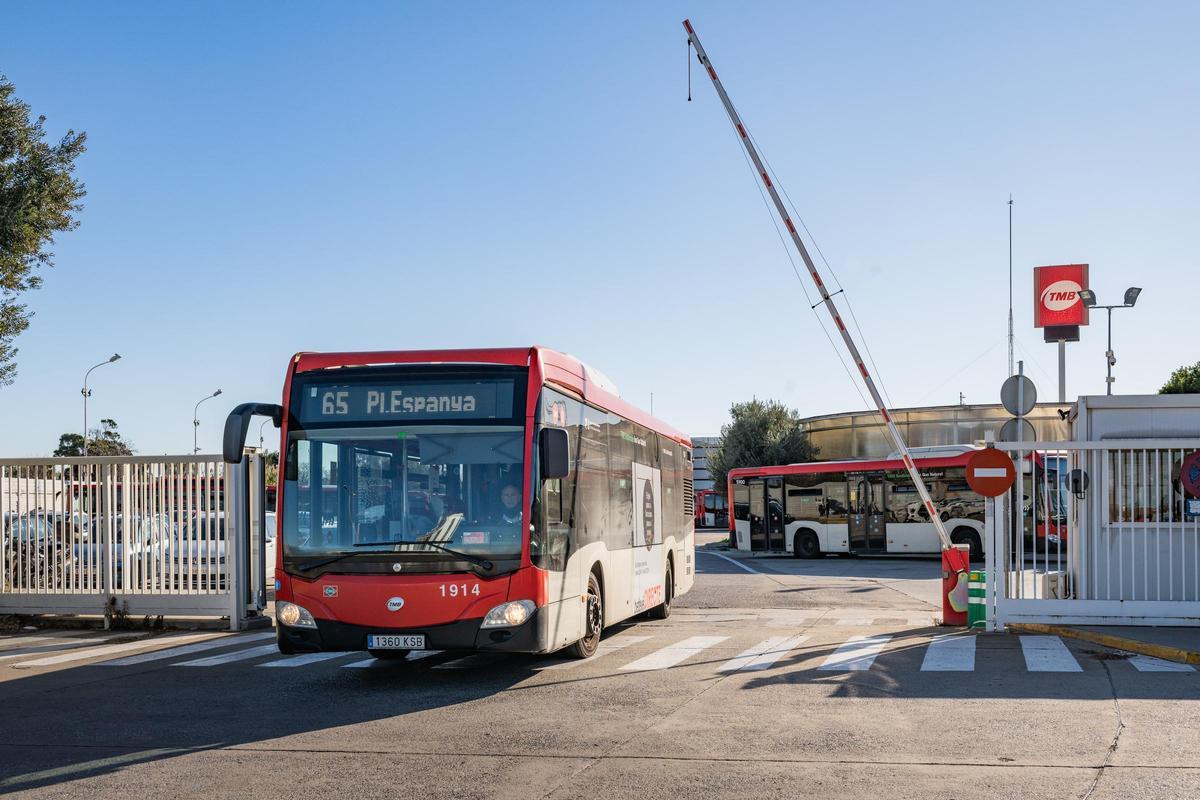 El último autobús que ha partido este domingo de la cochera de Ponent antes del cierre, en Barcelona.