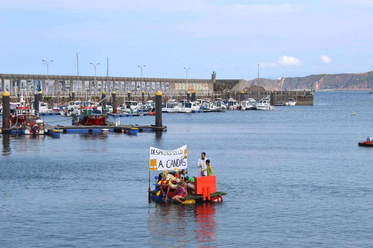 Cucaña y las coses que floten, en Candás Cucaña y las coses que floten, en Candás