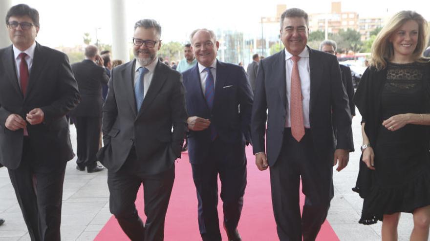 Fermín Tirado (director técnico de Air Nostrum),  Vicente Soler (director de planificación), Antonio de Nó (director de comunicación), Carlos Bertomeu (presidente) y su mujer, Paz Ferrer.