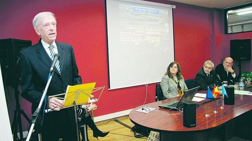 José Antonio Samaniego se dirige a la comunidad educativa bajo la atenta mirada de Emilia Tomás, José Luis Iglesias Riopedre y Justo Vilabrille.