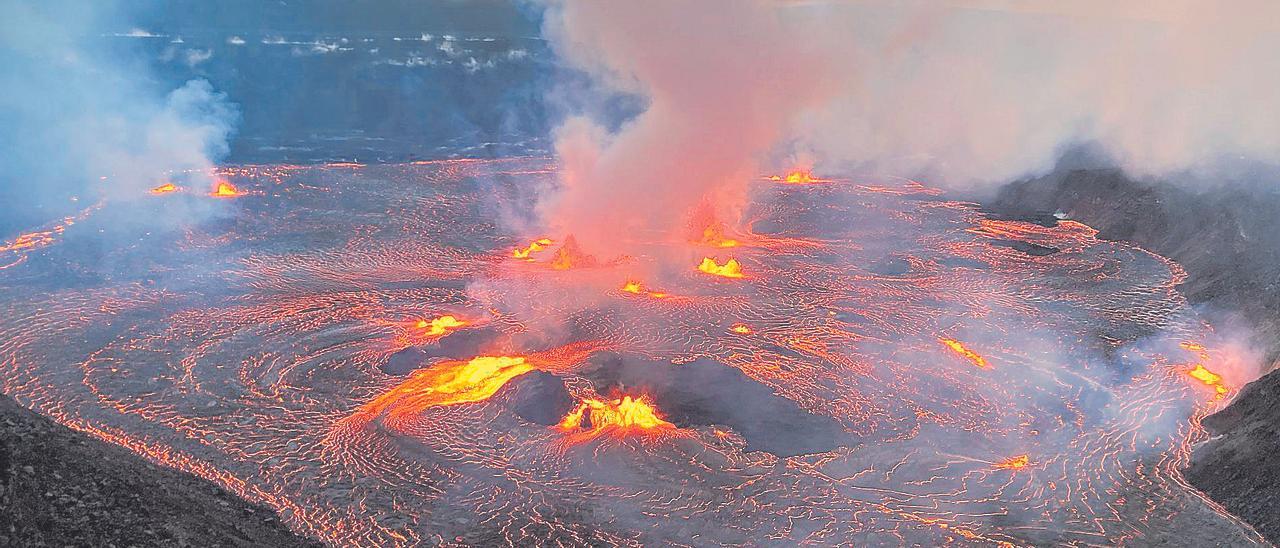 Volcán Kilauea en erupción, uno de los más jóvenes y activos de Hawái (EE.UU.).